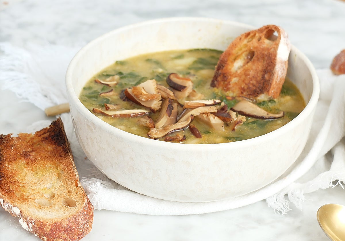 Potaje de alubias, nabizas y setas.