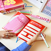 Este es el poder terapeutico de tejer, hacer figuras con papel o escribir un diario