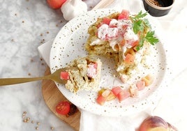 Gofres de garbanzos con salsa de yogur y dados de tomate aliñados