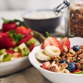 Desayuno saludable con frutas y cereales integrales.