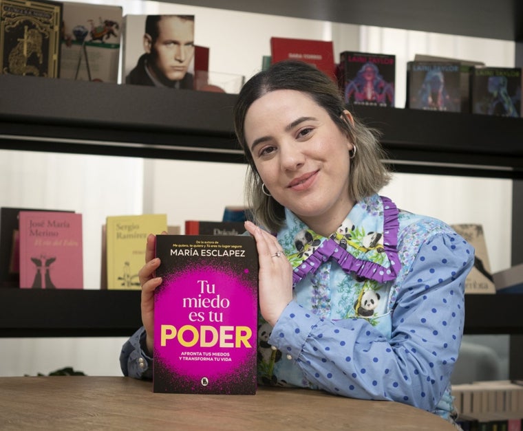 La psicóloga María Esclapez con su libro 'Tu miedo es tu poder'