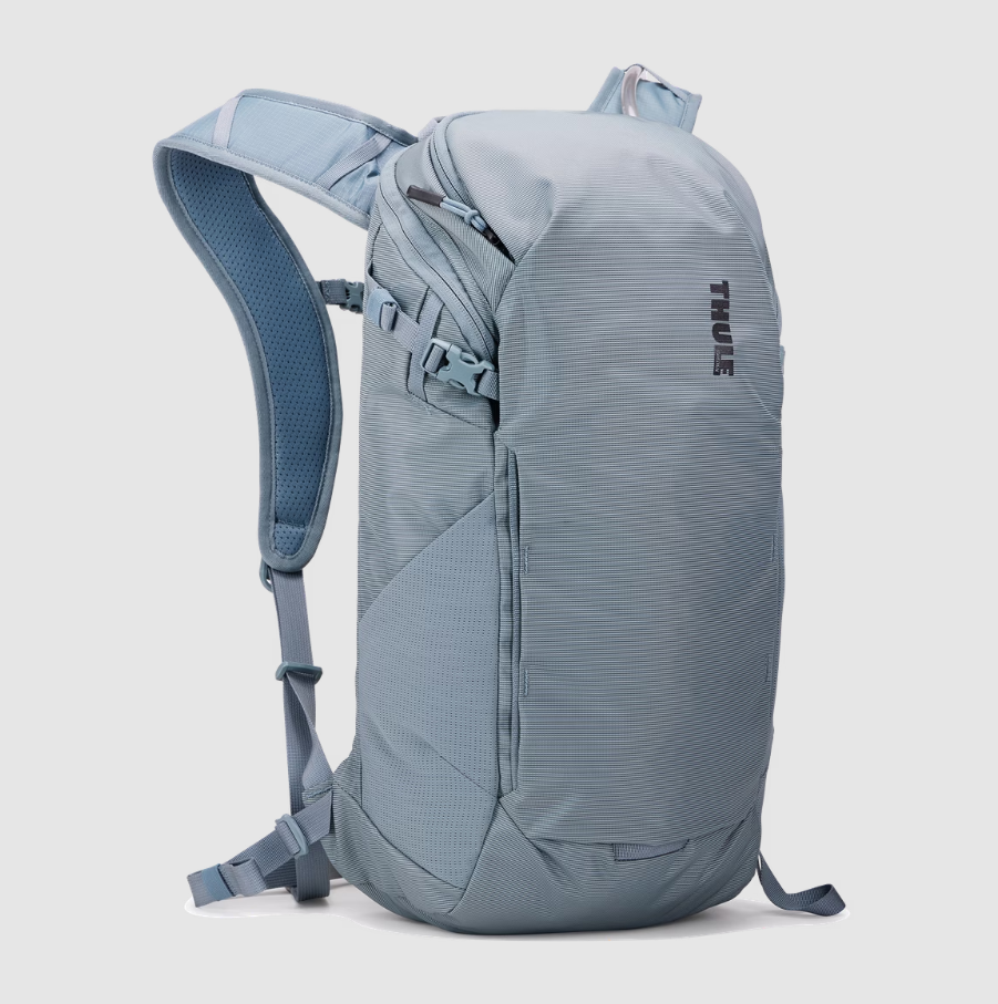 Amantes de las aventuras, Thule ha aplicado sus mejores conocimientos sobre actividades al aire libre para ofrecer una mochila 'day pack' de 16 litros ideal para llevarla a cualquier lugar: por senderos, por la ciudad o en tus viajes. 