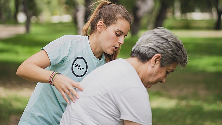 Mónica Castellanos, del equipo de Soraya Casla en 'Ejercicio y cáncer' corrige la postura de una atleta.