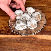 Bolitas de coco, dátiles y limón: el snack perfecto para conseguir un extra saludable de energía