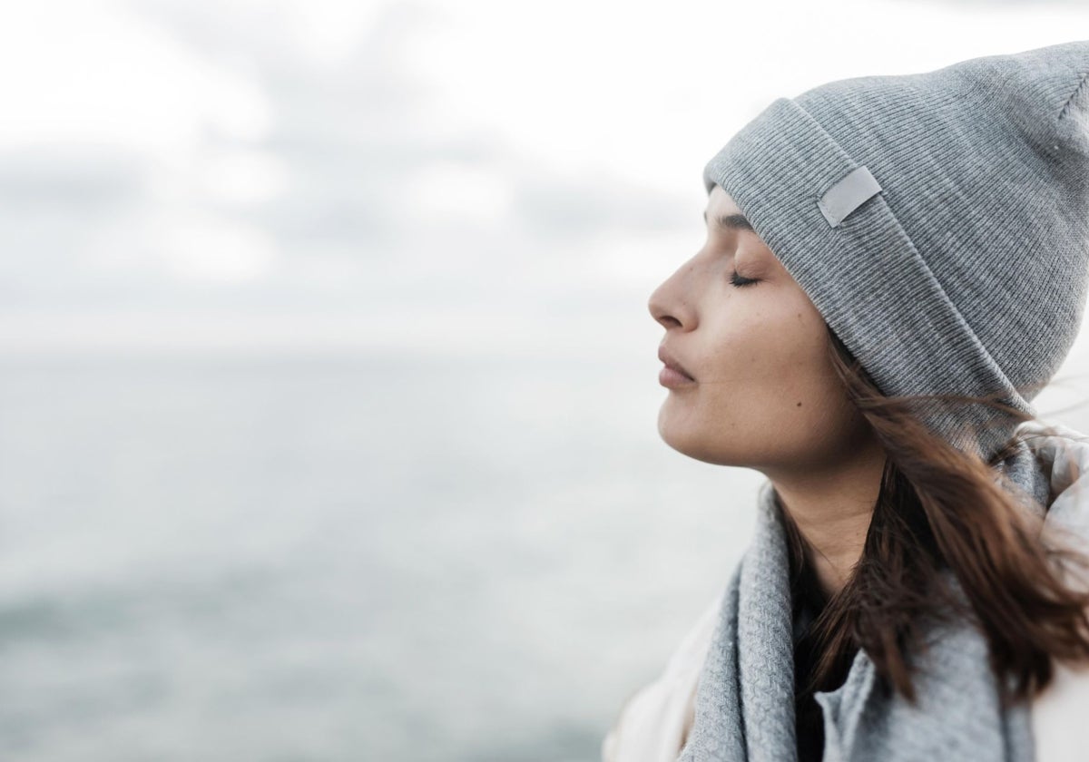 La meditación ayuda a conservar la calma mental.