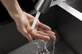 ¿Es seguro beber agua del grifo o es mejor la embotellada?