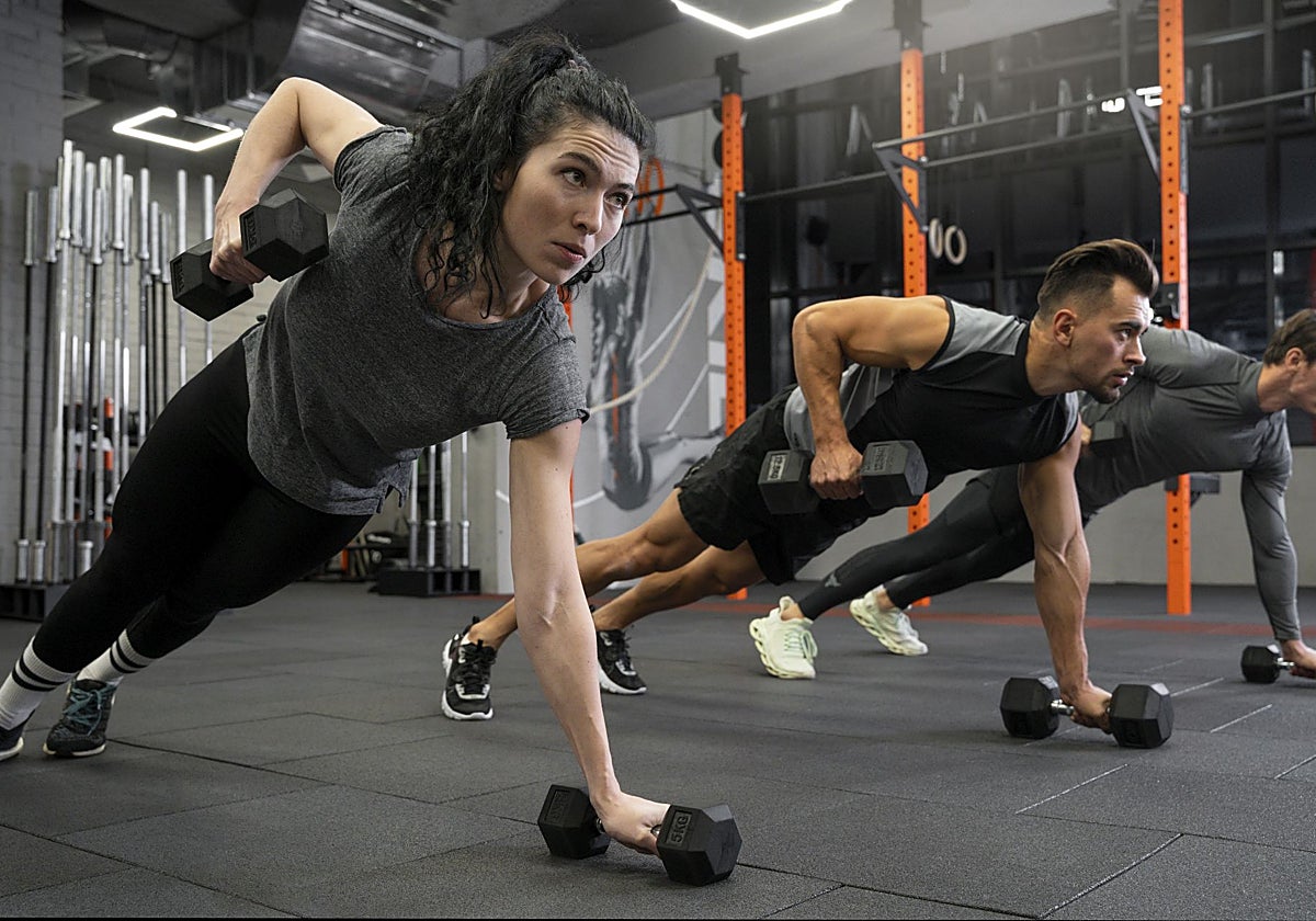 Un grupo, practicando CrossFit.