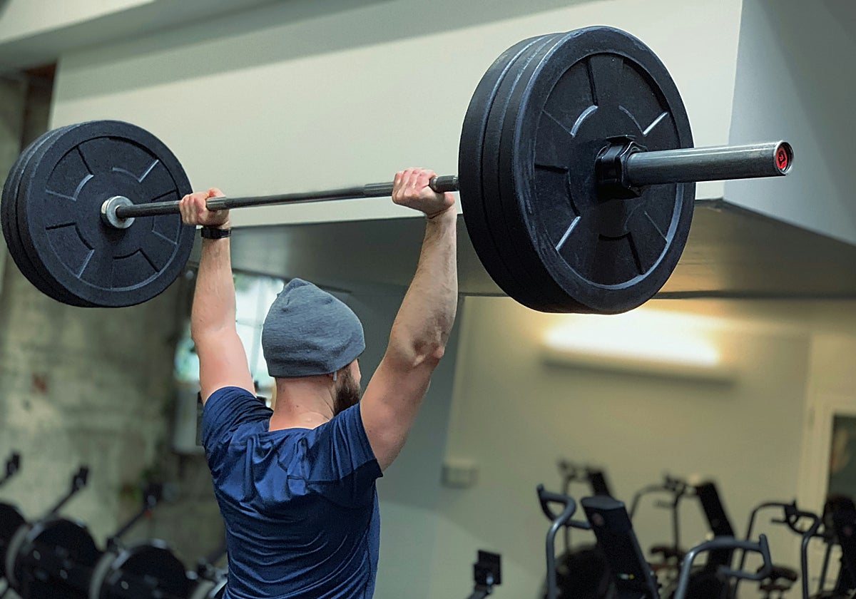 Atleta realizand un press de hombro