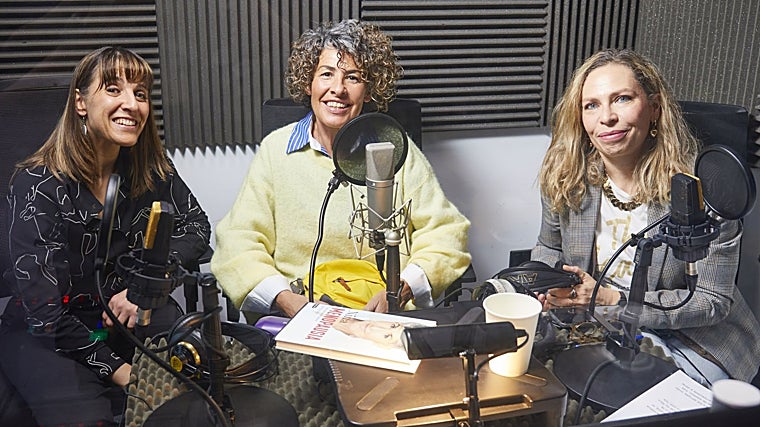 La cantante Nina, con las periodistas Laura Pintos y Raquel Alcolea.