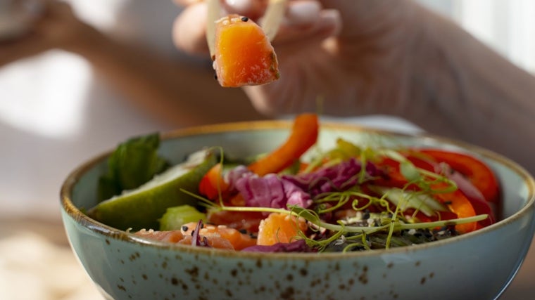 Es importante aportar proteínas y grasas saludables al plato.