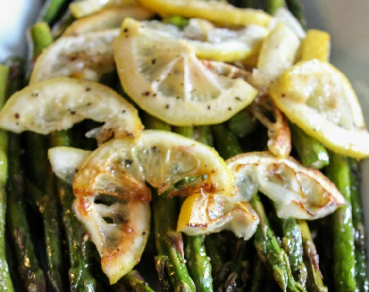 Espárragos salteados con limón y parmesano.