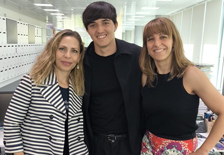 Las periodistas Laura Pintos y Raquel Alcolea, con el fisioterapeuta Toni Pérez, creador de @fisioteduca.