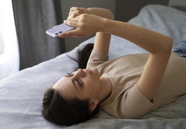 Qué significa que mires el teléfono móvil nada más despertarte, según la psicología