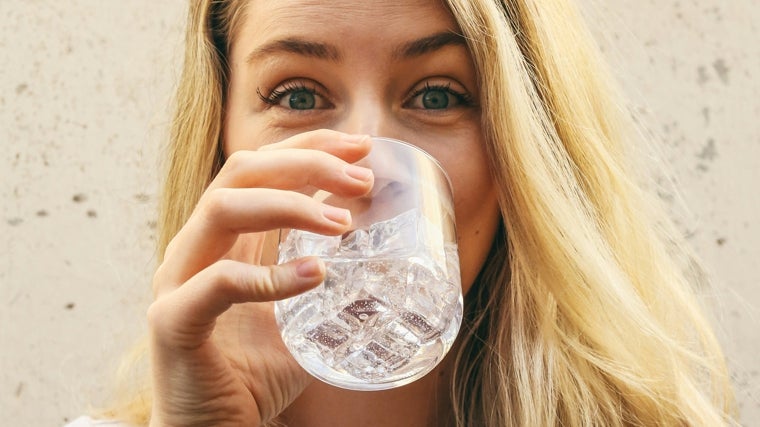 Beber poca agua favorece el estreñimiento.