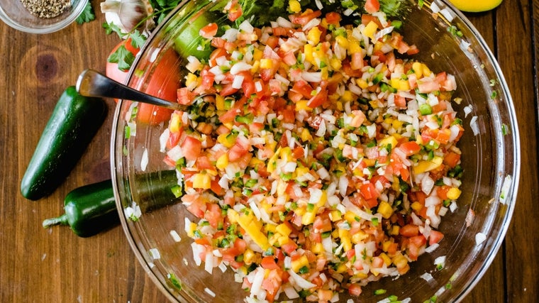 Tabulé de quinoa con tomate, pepino y hierbas frescas.