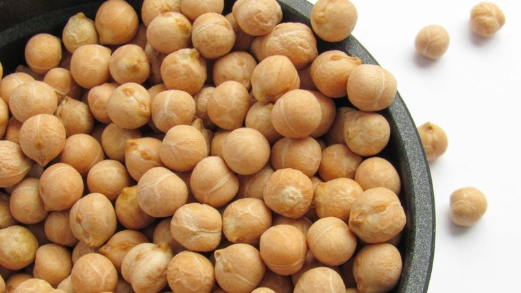 Ensalada de garbanzos con fresas y rúcula.