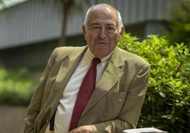 El filósofo José Antonio Marina, en el exterior de ABC