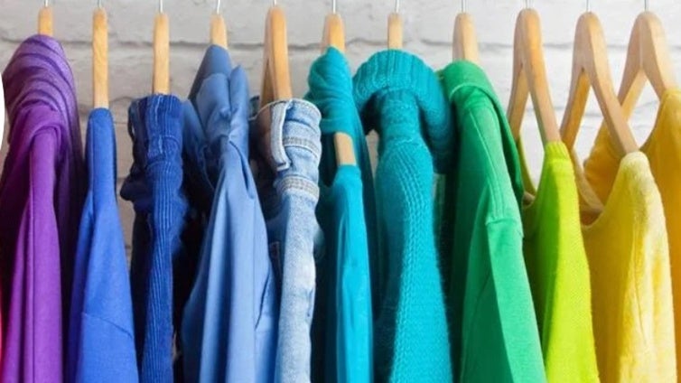 Una psicóloga explica qué significa que una persona vista con ropa de colores llamativos: «Puede ser una forma de proyectar...»