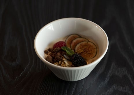 Imagen secundaria 1 - Tortitas de avena y almendra con yogur batido de Abbot Kineys's, nectarina y sirope de ágave de El Granero, bebida vegetal de Ecocesta, psylliun de El Granero. Bol de skyr de Abbot Kiney's, brevas, granola sin gluten de El Granero y cookie protein de El Granero. Sándwich tibio de huevo cremoso, aguacate, pan de semillas, aceite de oliva, maca, psyllium de El Granero y zumo de limón.