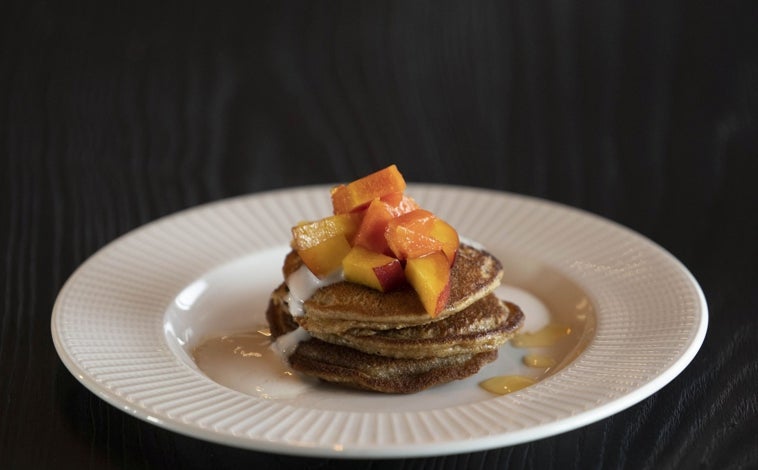Imagen principal - Tortitas de avena y almendra con yogur batido de Abbot Kineys's, nectarina y sirope de ágave de El Granero, bebida vegetal de Ecocesta, psylliun de El Granero. Bol de skyr de Abbot Kiney's, brevas, granola sin gluten de El Granero y cookie protein de El Granero. Sándwich tibio de huevo cremoso, aguacate, pan de semillas, aceite de oliva, maca, psyllium de El Granero y zumo de limón.