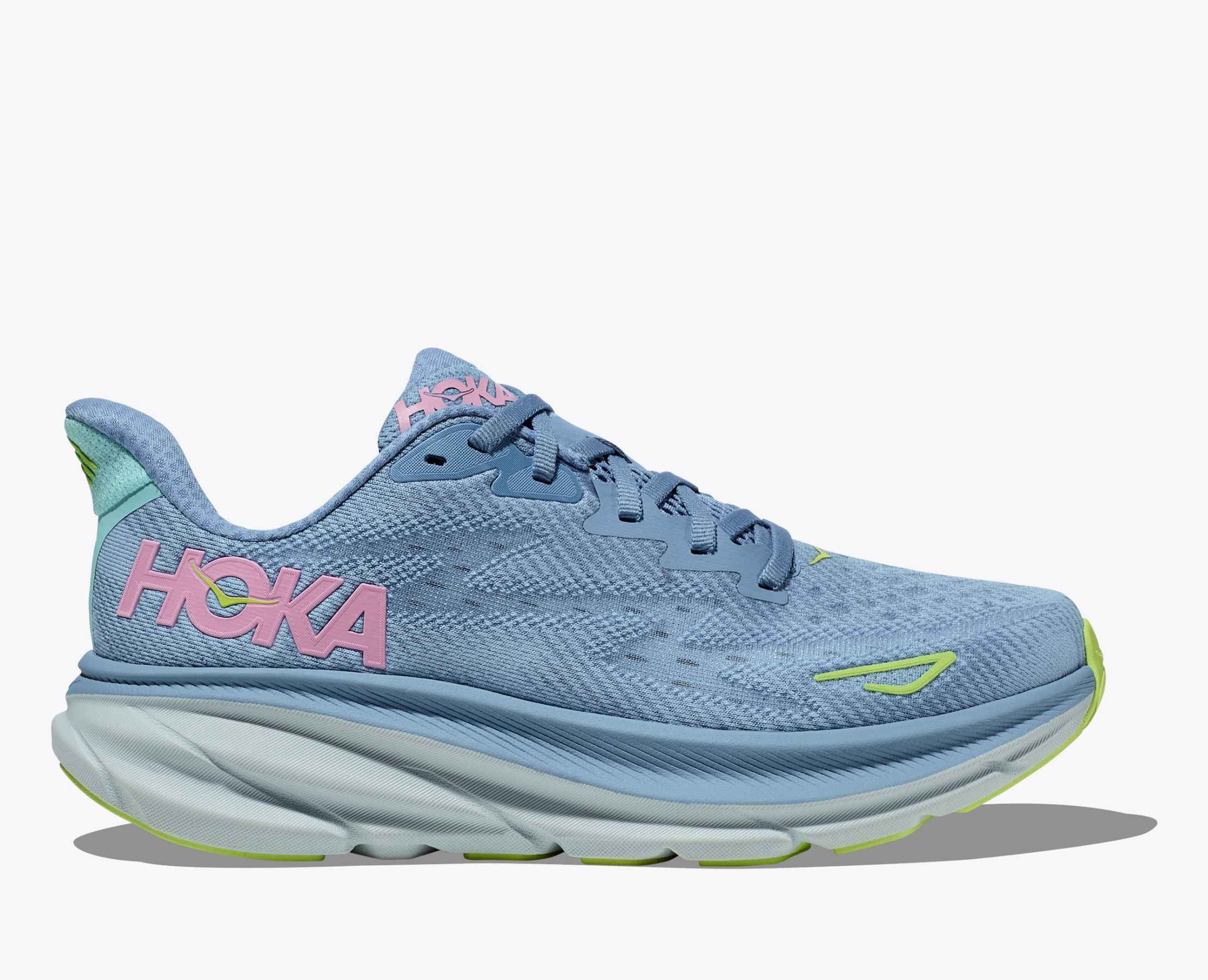 Las Hoka Clifton 9 son el calzado perfectopara corredores veloces. Esmás ligera y con más amortiguación que nunca. Al reducir el peso y aumentar 3 mm la altura del pie, la nueva Clifton 9 ofrece una experiencia renovada bajo los pies con una nueva espuma reactiva y un diseño de suela mejorado. Antes 150 euros y ahora 104,90 euros.