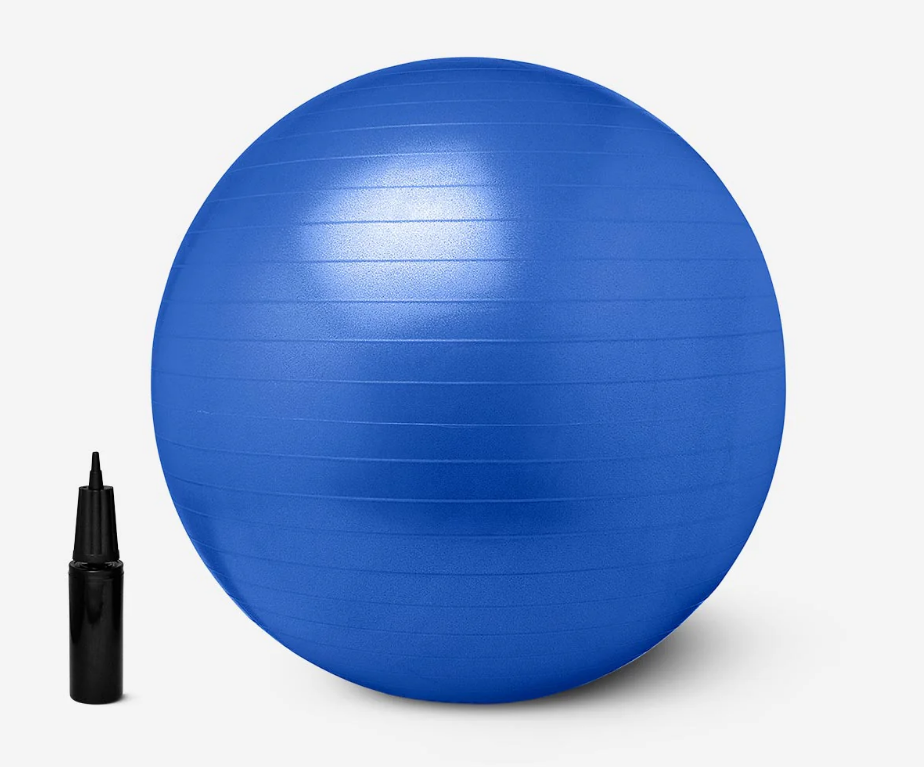 Pelota de ejercicio con bomba. Mide 65 cm de diámetro. Disponible en Flying Tiger por 10 euros (antes 15 euros).