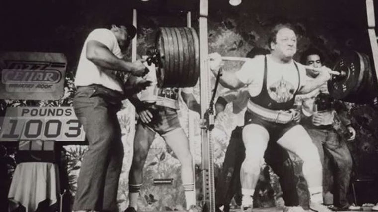 Fred Hatfield en una competición de sentadillas