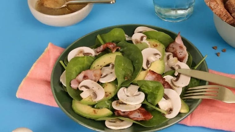Ensalada de espinacas, champiñones, aguacate y bacon