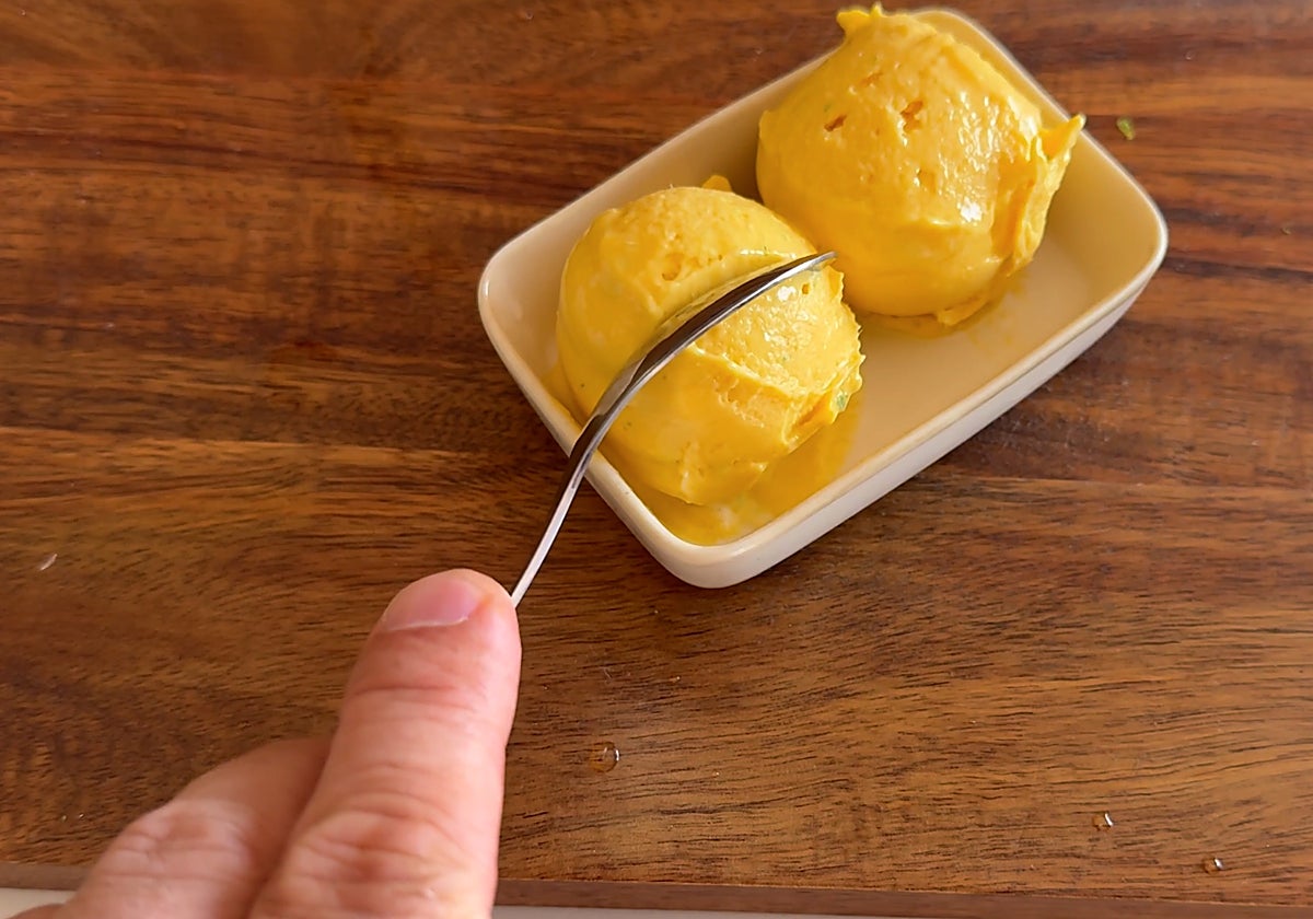 Así se prepara este sabroso helado de mango.