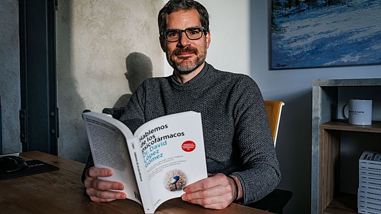 El Dr. David López, con su libro 'Hablemos de psicofármacos', de Arpa Editores.