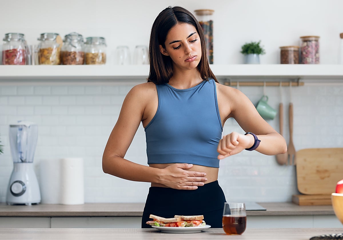 Mujer esperando para comer y así respetar su tiempo de ayuno