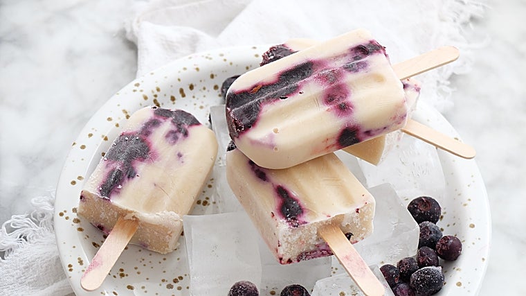 Polos de coco y arándanos.