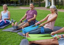 Gente normal y corriente haciendo ejercicio en un parque