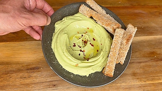 Hummus de aguacate y alubias: así es el picoteo más sano del verano