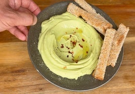 Así se prepara este hummus de aguacate y alubias.