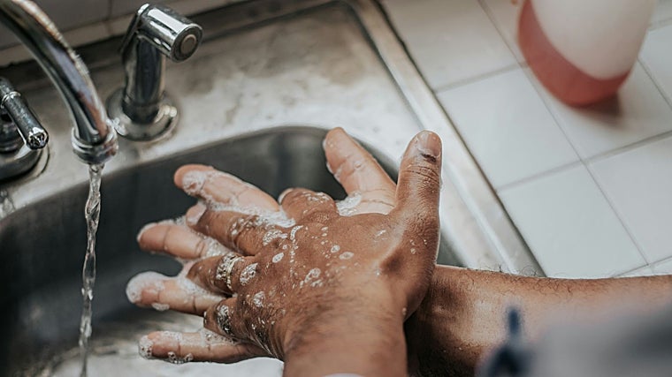 Hay que lavarse las manos con frecuencia.