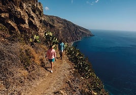 Los imprescindibles que hay que llevar a una excursión de senderismo en verano