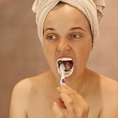 ¿Enjuagarse con agua? ¿Cepillo eléctrico o manual? Los grandes mitos de la higiene bucodental