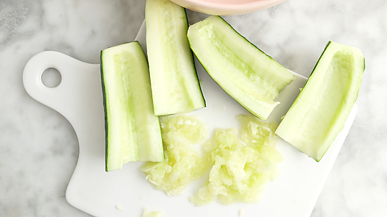 Se retiran las semillas con una cuchara después de lavarlo