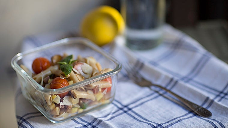 Pasta integral con calabacín, tomates cherry y jamón