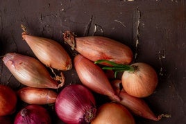 Chalota, la cebolla de sabor suave rica en antioxidantes que conquista la cocina gourmet