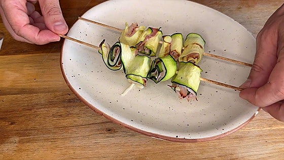 Brochetas de calabacín en rollitos: receta paso a paso con los consejos del Chef Bosquet