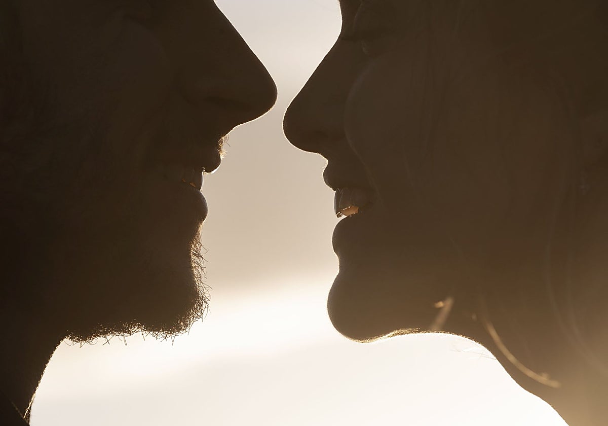 Meditar ayuda a fortalecer la relación de pareja.