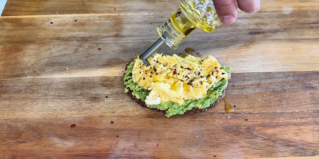 Tosta de huevos revueltos con aguacate aliñado: cómo preparar el desayuno perfecto
