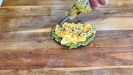 Tosta de huevos revueltos con aguacate aliñado: cómo preparar el desayuno perfecto