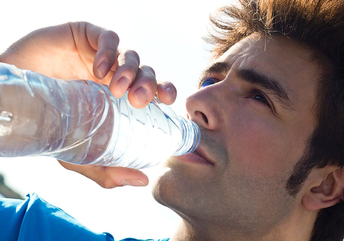 Por qué beber más de dos litros de agua al día no es un consejo que valga para todos