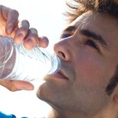Por qué beber más de dos litros de agua al día no es un consejo que valga para todos