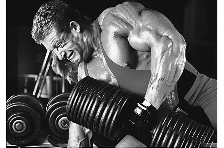 Yates entrenando el remo con mancuerna