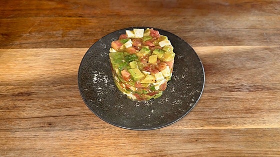 Timbal de queso fresco, tomate y aguacate: la cena ligera que se prepara en cinco minutos