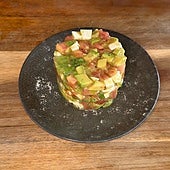 Timbal de queso fresco, tomate y aguacate: la cena ligera que se prepara en cinco minutos